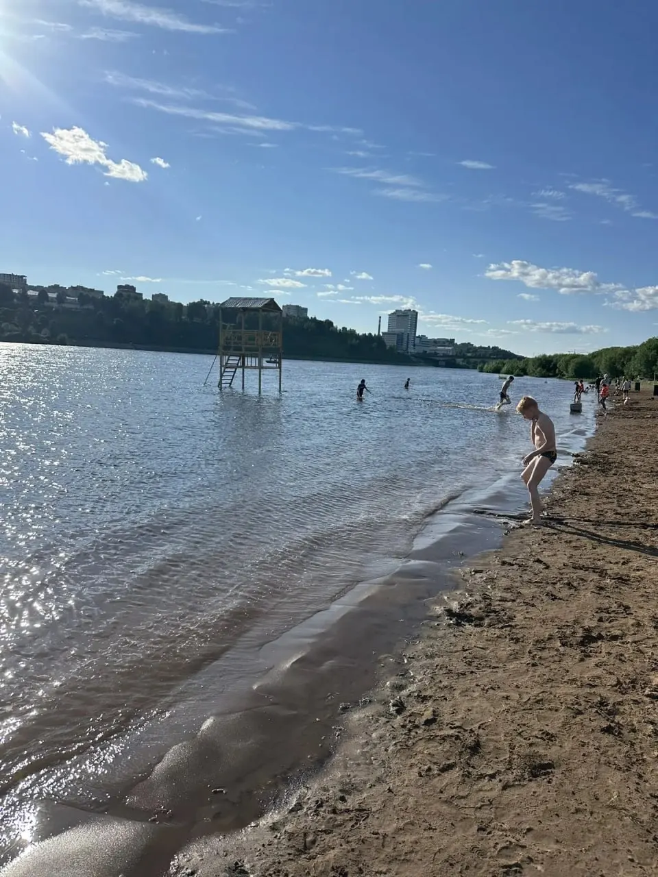 Уровень воды в Вятке достиг 226 см от нулевого поста, частично подтоплен городской пляж у «Титаника». Оборудование оказалось в воде, организовать безопасную зону для купания нельзя.