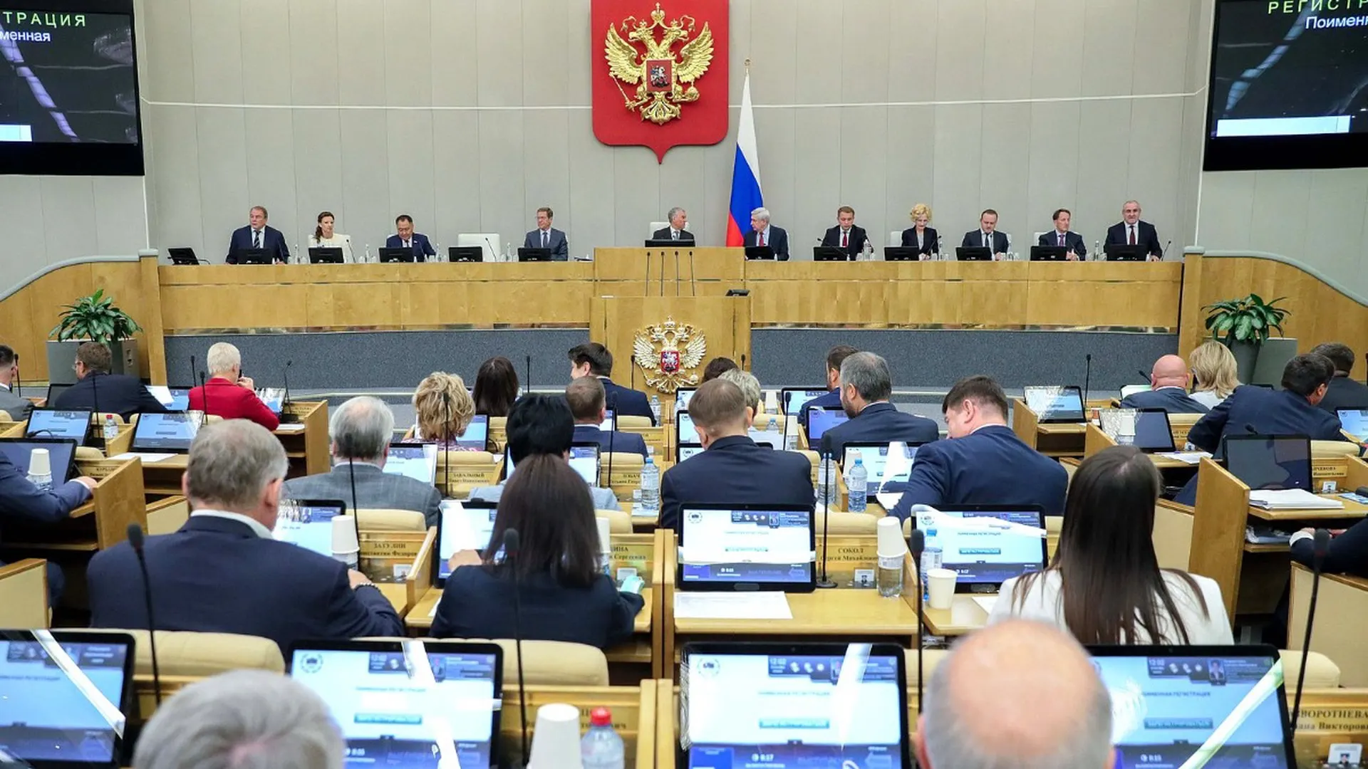 Совет Госдумы рекомендовал включить на заседание 22 июля второе чтение двух законопроектов о ряде ограничений для лиц за рубежом, которым в России назначено наказание. Законы могут быть приняты в ускоренном порядке до окончания работы нынешнего состава парламента.