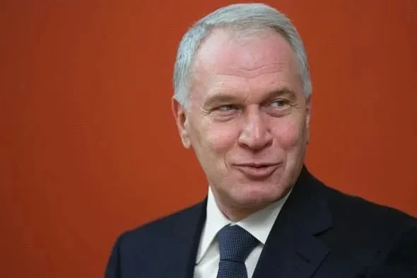 Президент присвоил бизнесмену орден III степени «за вклад в социально значимые проекты, сохранение культурно‑исторических ценностей и благотворительность». Ранее Ковальчук уже получал орден IV степени; его состояние весной оценивали примерно в $2 млрд.