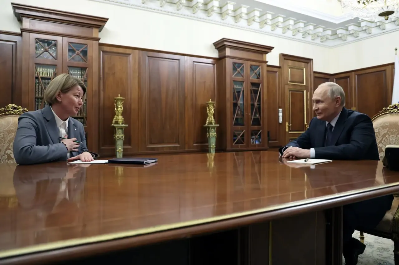 Указом президента Ольга Абрамова временно возглавила Удмуртскую Республику; Александр Бречалов освобождён от должности. Опубликовано фото их встречи.