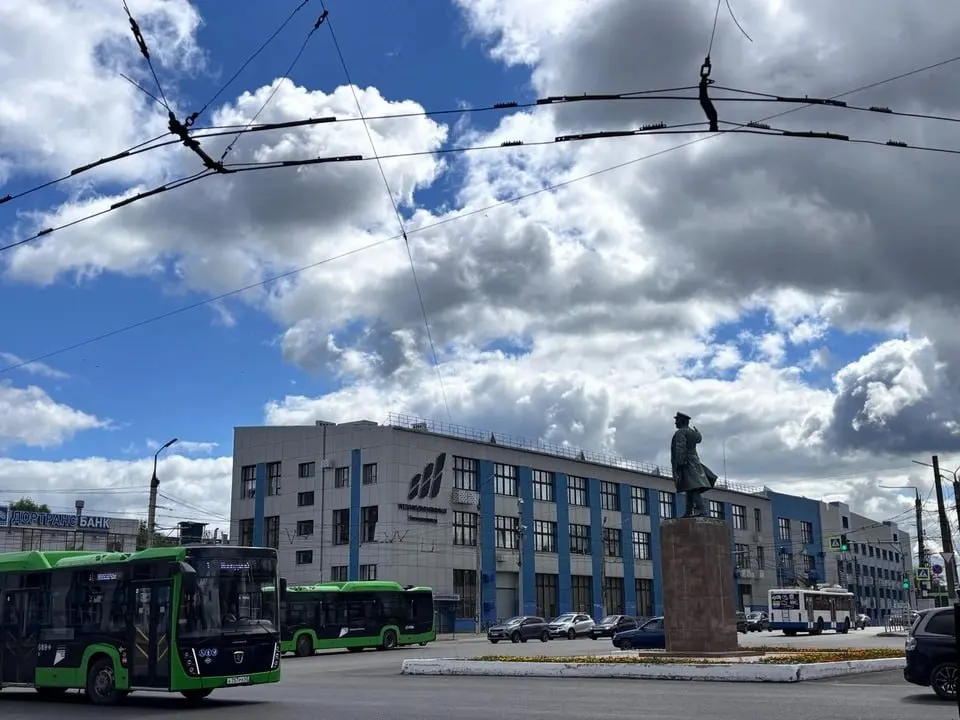 Открыты ранее перекрытые участки улиц, общественный транспорт возвращён к обычным маршрутам.
