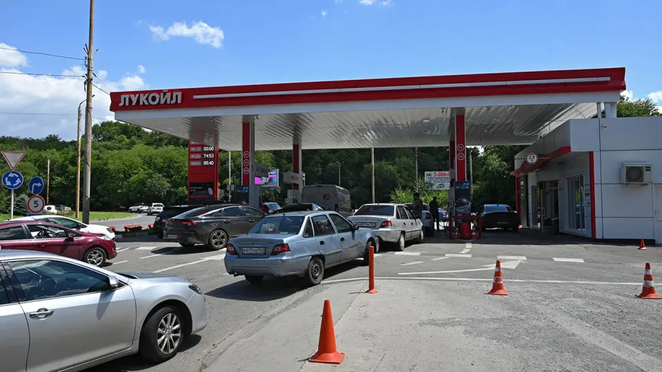 За месяц цена белорусского бензина выросла почти вдвое, а импорт и ограниченные мощности НПЗ не смогут быстро компенсировать дефицит топлива в регионах.