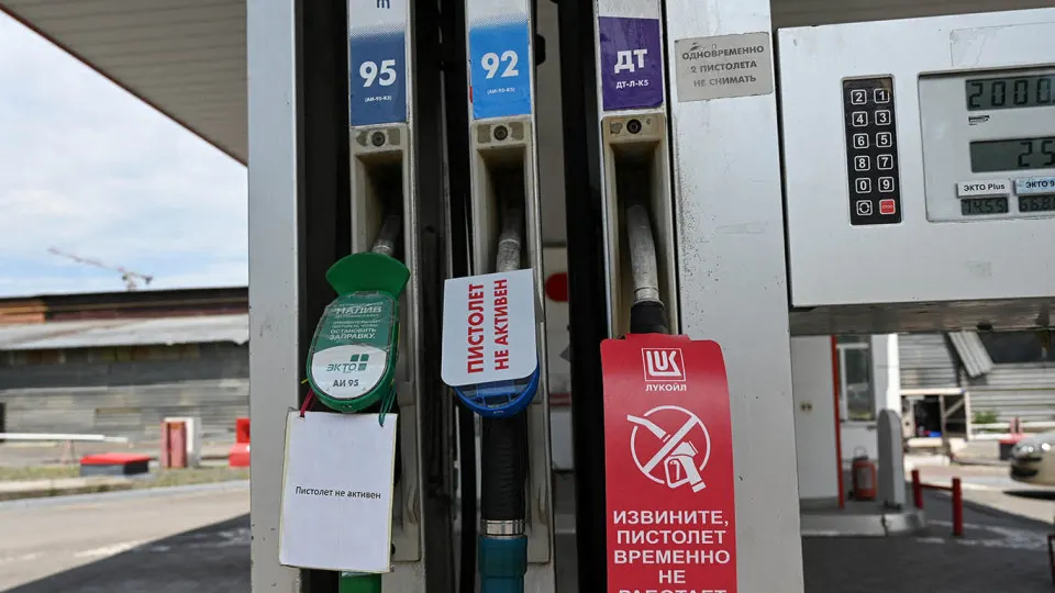 Из-за сокращения производства и проблем с поставками на маркетплейсах и в объявлениях появились сотни лотов АЗС — от отдельных станций до сетей. Владельцы объясняют продажи отсутствием топлива и падением рентабельности.