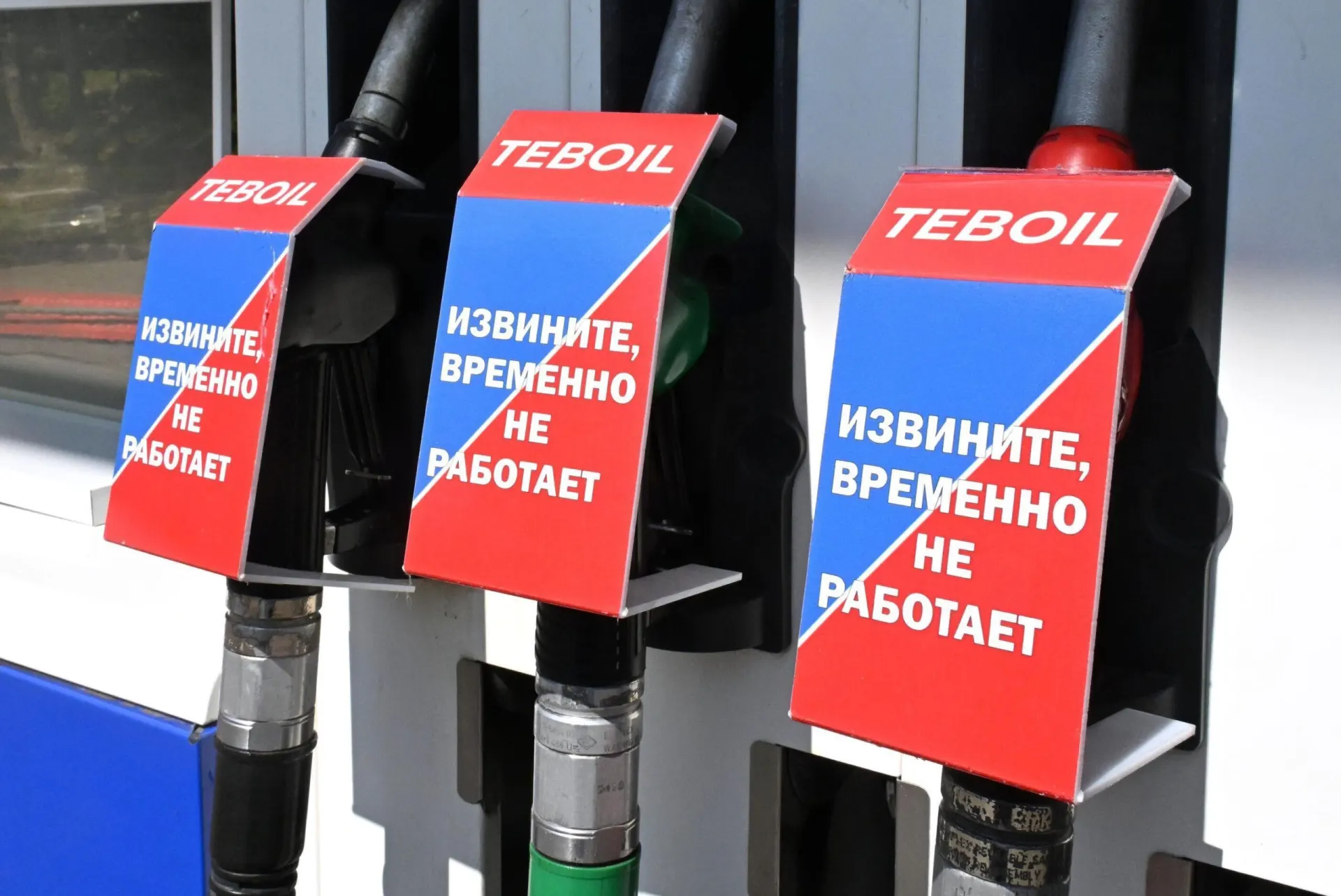 Из‑за очередей на АЗС, ограничений на розлив бензина и роста цен благотворительные организации и волонтёры в разных регионах вынуждены сокращать маршруты, задерживать доставку и менять графики работы.