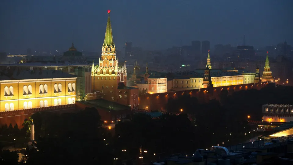По сведениям нескольких собеседников в провластных СМИ, администрация президента в середине июня распорядилась сократить показ видео и фото последствий украинских ударов и сместить акцент на материалы о результатах российских атак; ряд крупных каналов подчистил или резко сократил такие репортажи.