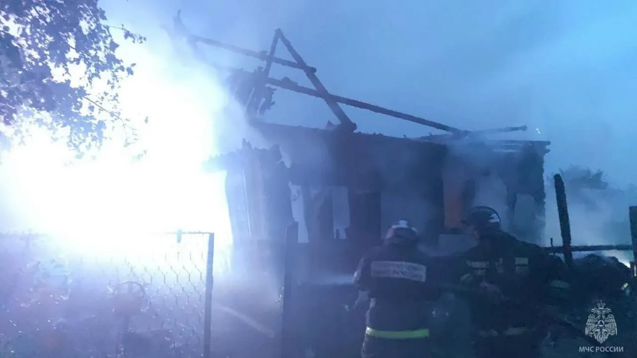 27 июля в г. Сосновка Вятскополянского округа загорелся частный жилой дом. МЧС ликвидировали пожар на площади 60 квадратных метров; предполагаемая причина — грозовой разряд.