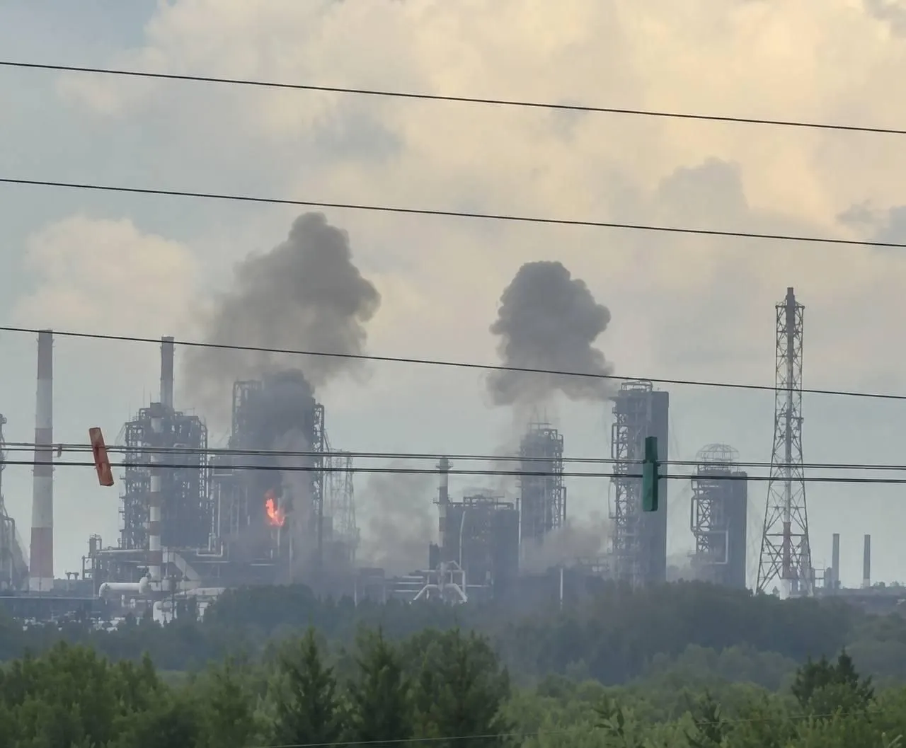 На Омском нефтеперерабатывающем заводе возник пожар после удара беспилотных аппаратов примерно в 2500 км от линии фронта. Ближайший крупный НПЗ к востоку — Ачинский — находится более чем в 1000 км.