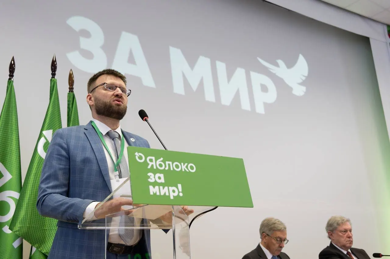 Ведомство отклонило жалобу Дорохова, назвав «политической деятельностью» поздравление от главы партии, поездки в суд, возложение цветов и участие в ролике с бумажными самолётиками.