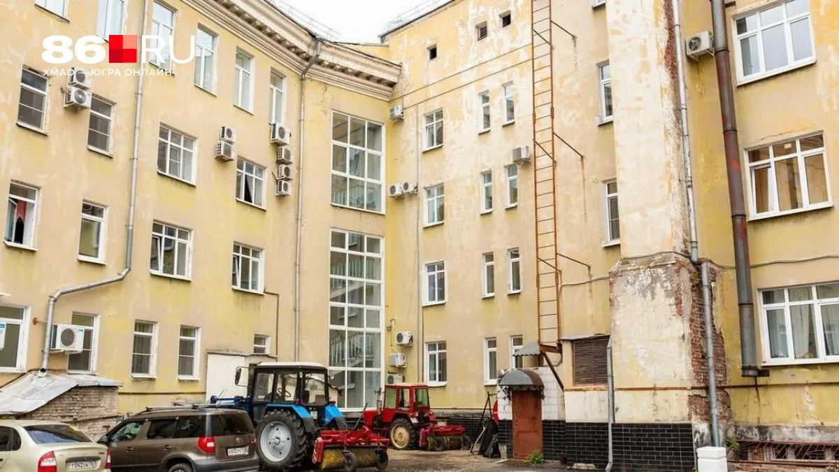 Госдума разъяснила: решение об обустройстве парковки во дворе принимают собственники на общем собрании. После этого нужно оформить протокол и согласовать переустройство с местными органами, учитывая нормы благоустройства и безопасность.