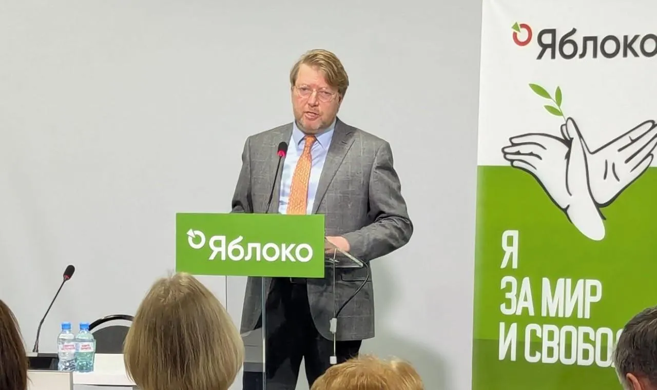 Верховный суд оставил в силе постановление Выборгского райсуда Петербурга о штрафе председателю «Яблока» Николаю Рыбакову. Партия намерена обжаловать решение в Конституционном суде.