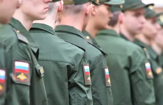 Правительство поддержало законопроект, который позволит направлять срочников на службу в пожарные подразделения МЧС — для тушения пожаров и проведения аварийно‑спасательных работ в городах и селах. В ведомстве прогнозируют размещение до 5 тысяч призывников на фоне сокращения численности караулов и низких зарплат.