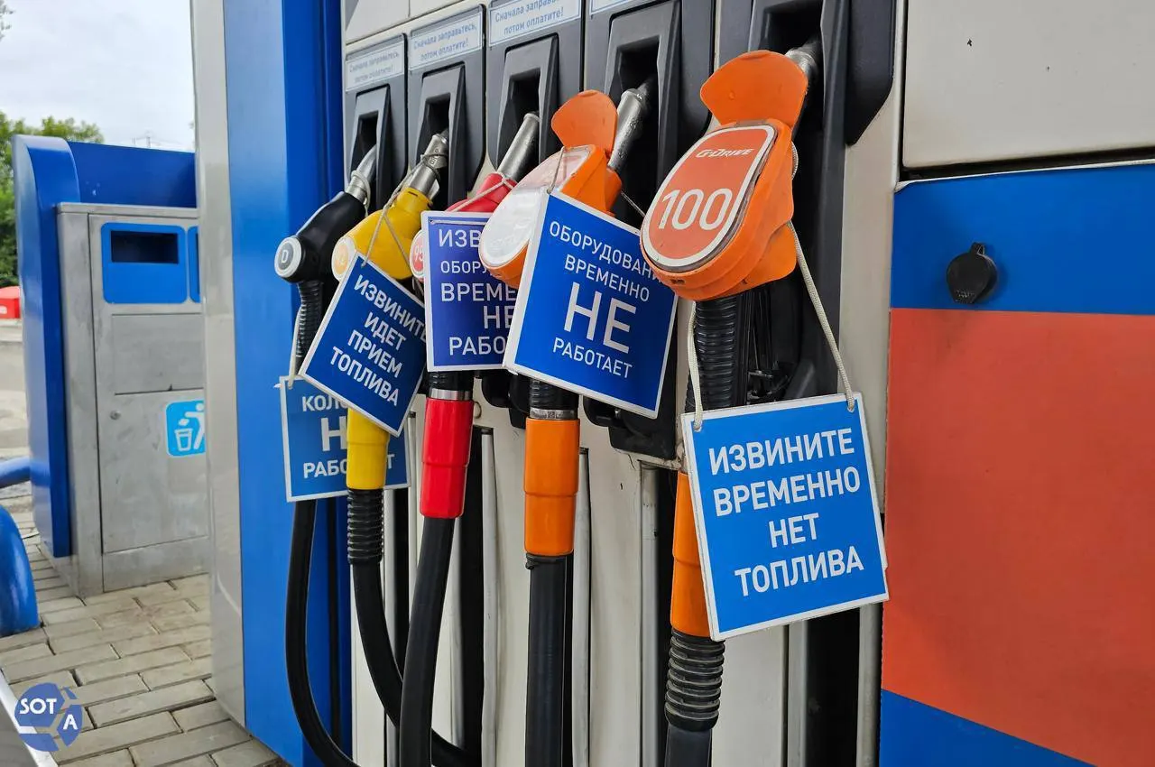 Медианные цены на бензин в первой декаде июля увеличились на 20–32% в зависимости от марки. Эксперты отмечают дефицит топлива и не ожидают заметного снижения цен в ближайшие недели.