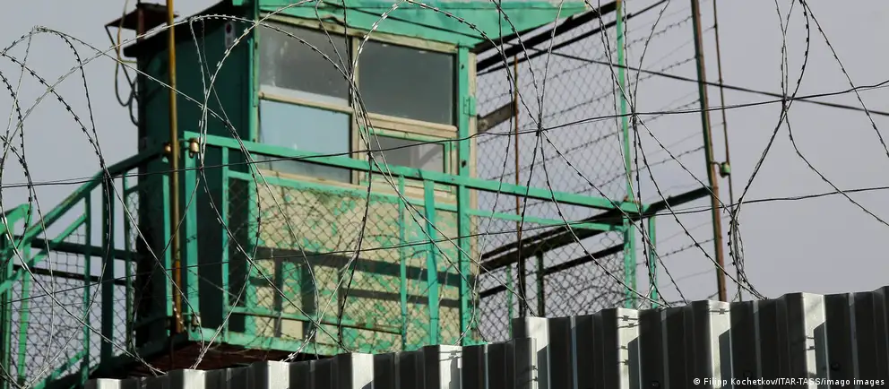 Лабытнангский суд постановил, что отказ следствия возбудить уголовное дело по заявлению Азата Мифтахова о пытках был незаконным, и потребовал устранить допущенные нарушения.