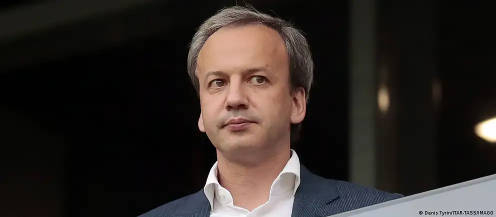 Аркадий Дворкович заявил, что будет обжаловать своё внесение в 21-й пакет санкций ЕС и до решения суда добровольно покидает пост президента Международной шахматной федерации; его обязанности временно исполнит Вишванатан Ананд.