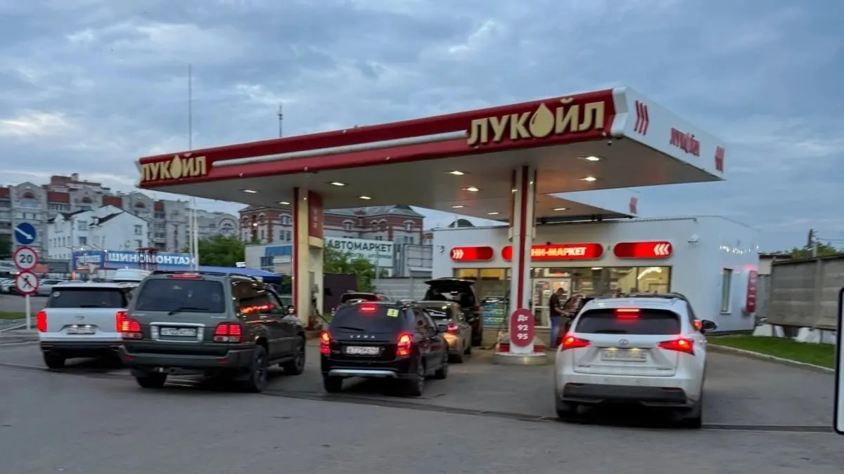 Штаб будет контролировать запасы и цены на АЗС, координировать поставки для экстренных служб. С заводов в Кирове ожидается крупная партия бензина.