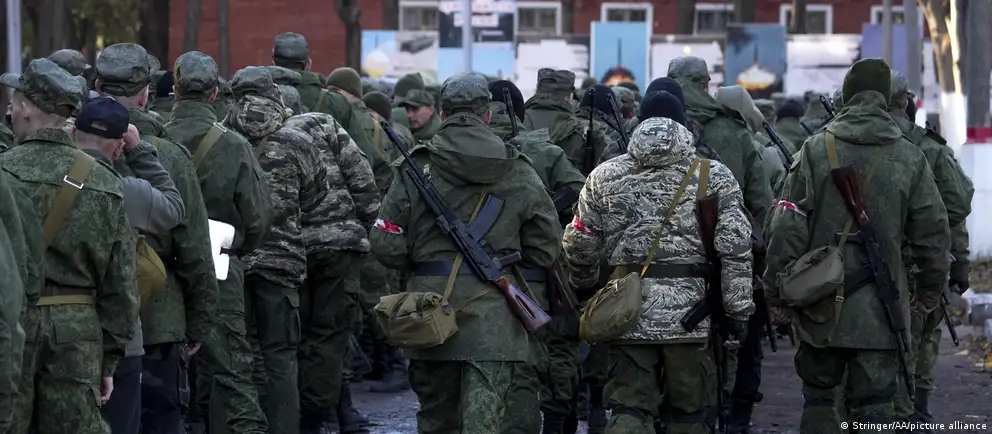 Вокруг возможного расширения мобилизации в России разгораются споры: зарубежные заявления и независимые сообщения говорят о подготовке, тогда как российские власти это отрицают. Что указывает на риск новой волны и насколько он реален?