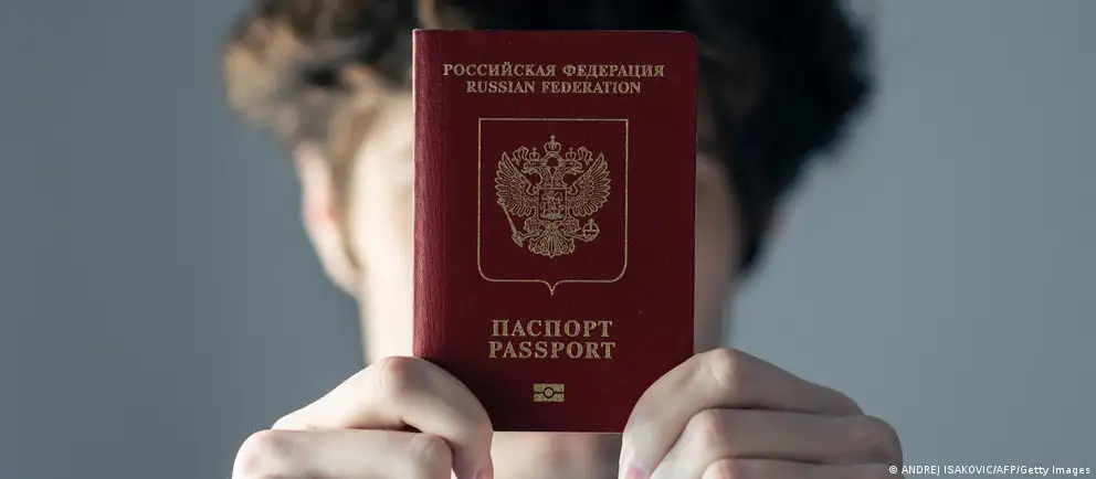 После возражений Франции и Италии Евросоюз пересмотрел первоначальный план: ограничение планируют ввести лишь для тех россиян, кто непосредственно участвовал в боевых действиях на Украине, и только в отношении краткосрочных виз; также расширены исключения.