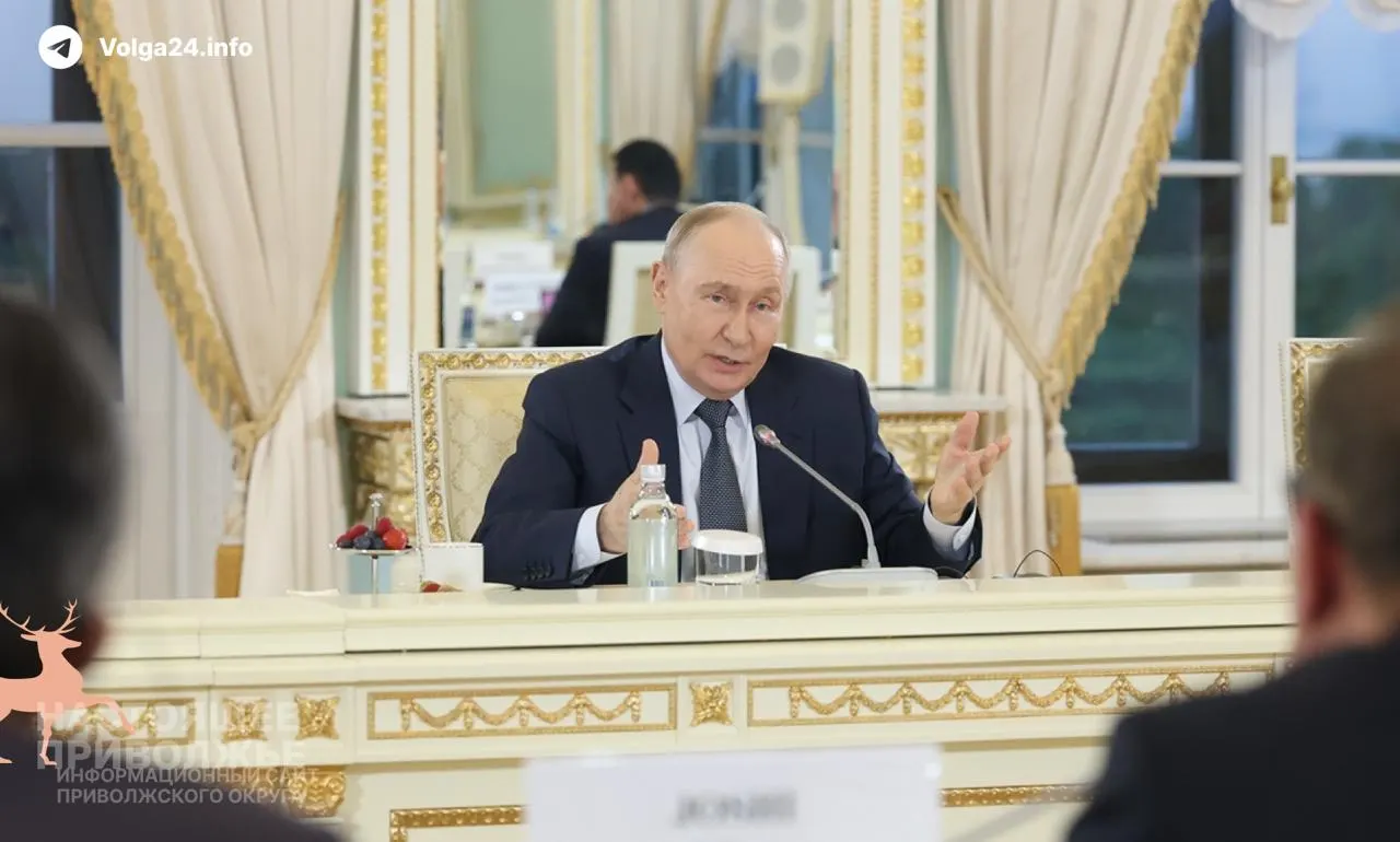 Президент заявил, что нынешние проблемы на внутреннем топливном рынке носят временный характер и создаются извне; по данным, ВВП России за январь—май увеличился на 0,2%, в мае — на 0,3%.