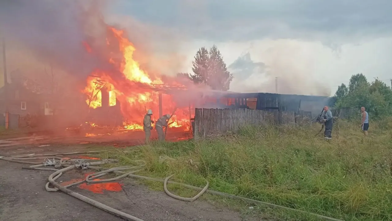 В микрорайоне Стройпоселок во время грозы загорел жилой дом. Предположительно причиной стало попадание молнии; сведения о пострадавших уточняются.