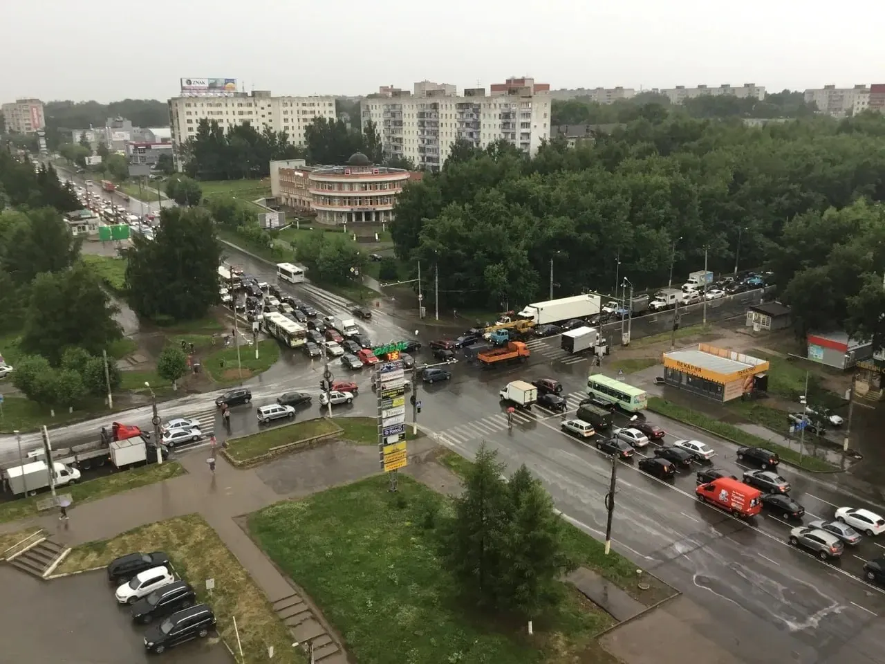 На одном из самых аварийных участков города проанализируют трафик и скорректируют светофорные фазы. Также у бывшего ТЦ «Новинка» организуют выделенную парковку, чтобы автомобилисты не оставляли машины на тротуарах.