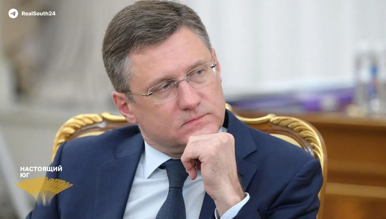Вице‑премьер сообщил о дефиците топлива: причины — летний пик спроса и внеплановые ремонты НПЗ после попаданий беспилотников. Правительство готовит экстренные меры для стабилизации поставок.