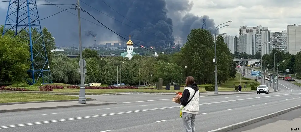 Александр Новак сообщил, что повреждения НПЗ в результате прилётов беспилотников вызвали частичный простой предприятий и дефицит бензина и дизеля, из‑за чего возникли очереди и перебои поставок.