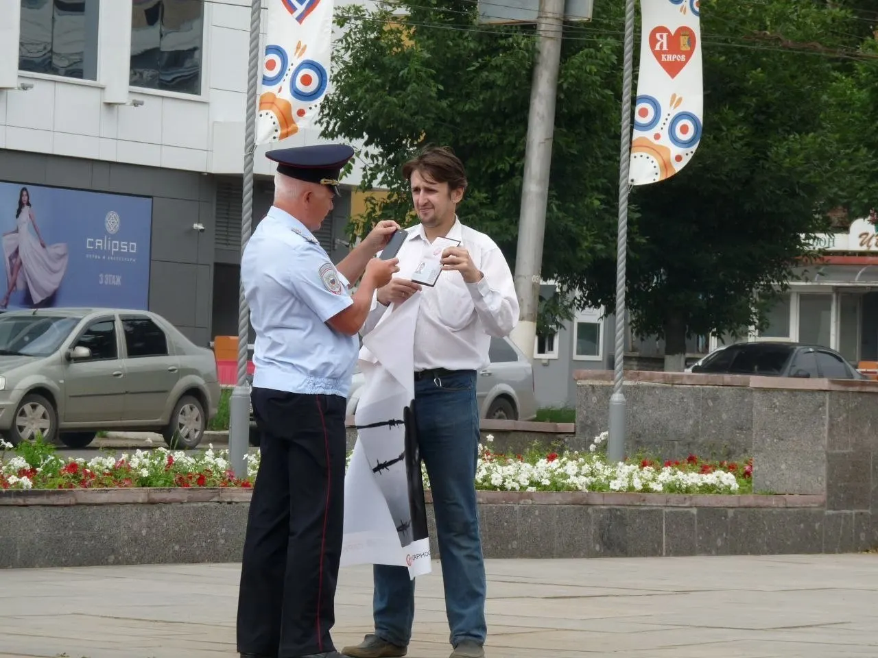 Следствие считает, что Роуз в своих письмах и сочинении в колонии высказывался положительно об «Исламском государстве» и реабилитировал власовцев; дело, по словам супруги, началось после разговоров с сокамерниками.