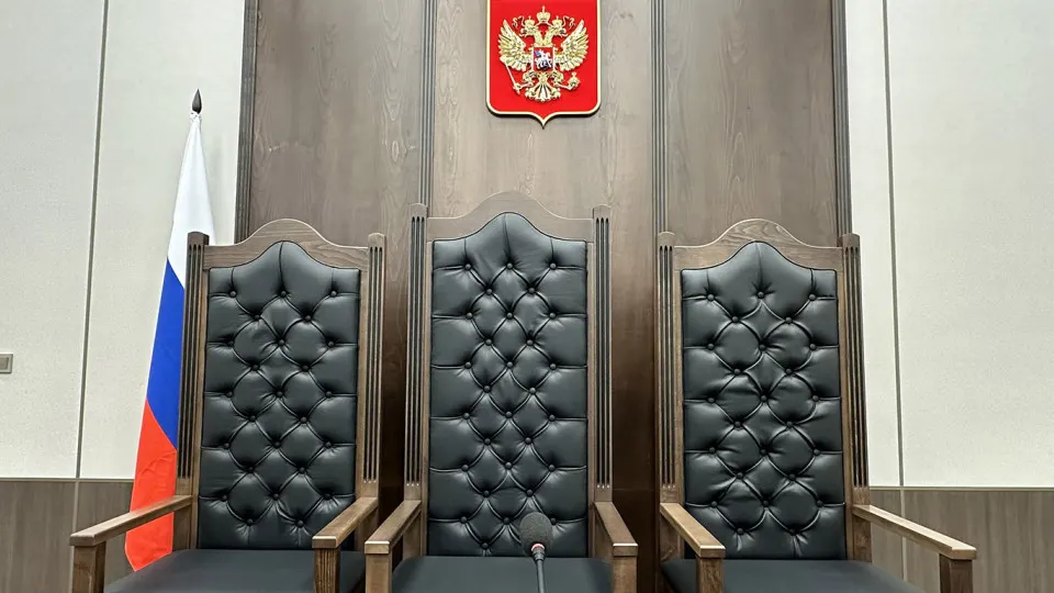 Правительственная комиссия одобрила проект, смягчающий образование для ряда должностей в аппарате судов. Инициатива призвана сократить кадровый дефицит, однако эксперты предупреждают о рисках для качества судопроизводства и необходимости улучшать условия труда.