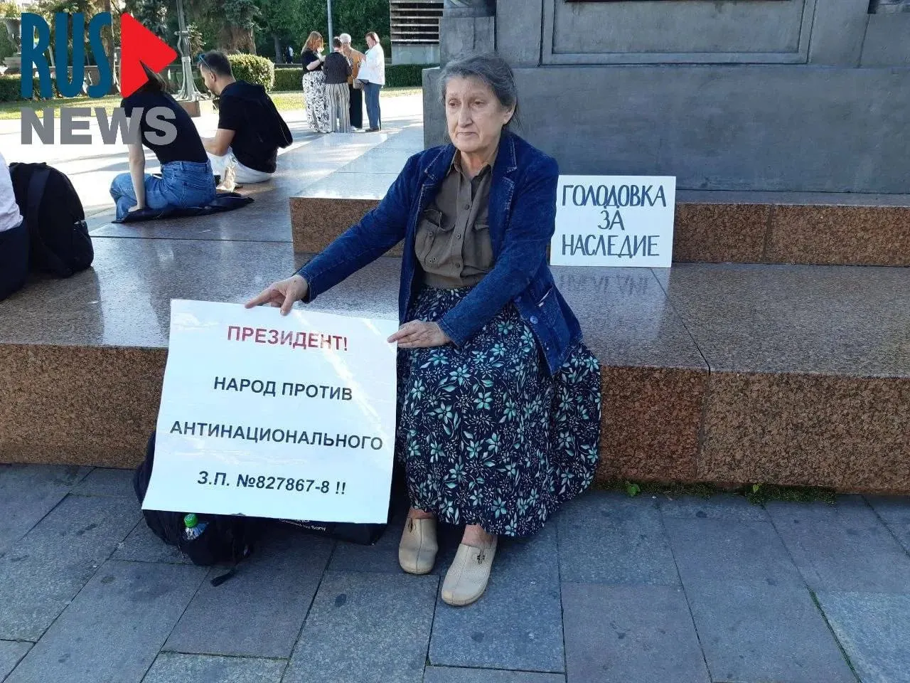 Активистки протестуют против закона, позволяющего регионам снимать охранный статус с памятников. Одна из участниц голодовки была задержана и затем доставлена в психиатрическую больницу — её соратники готовят жалобы.