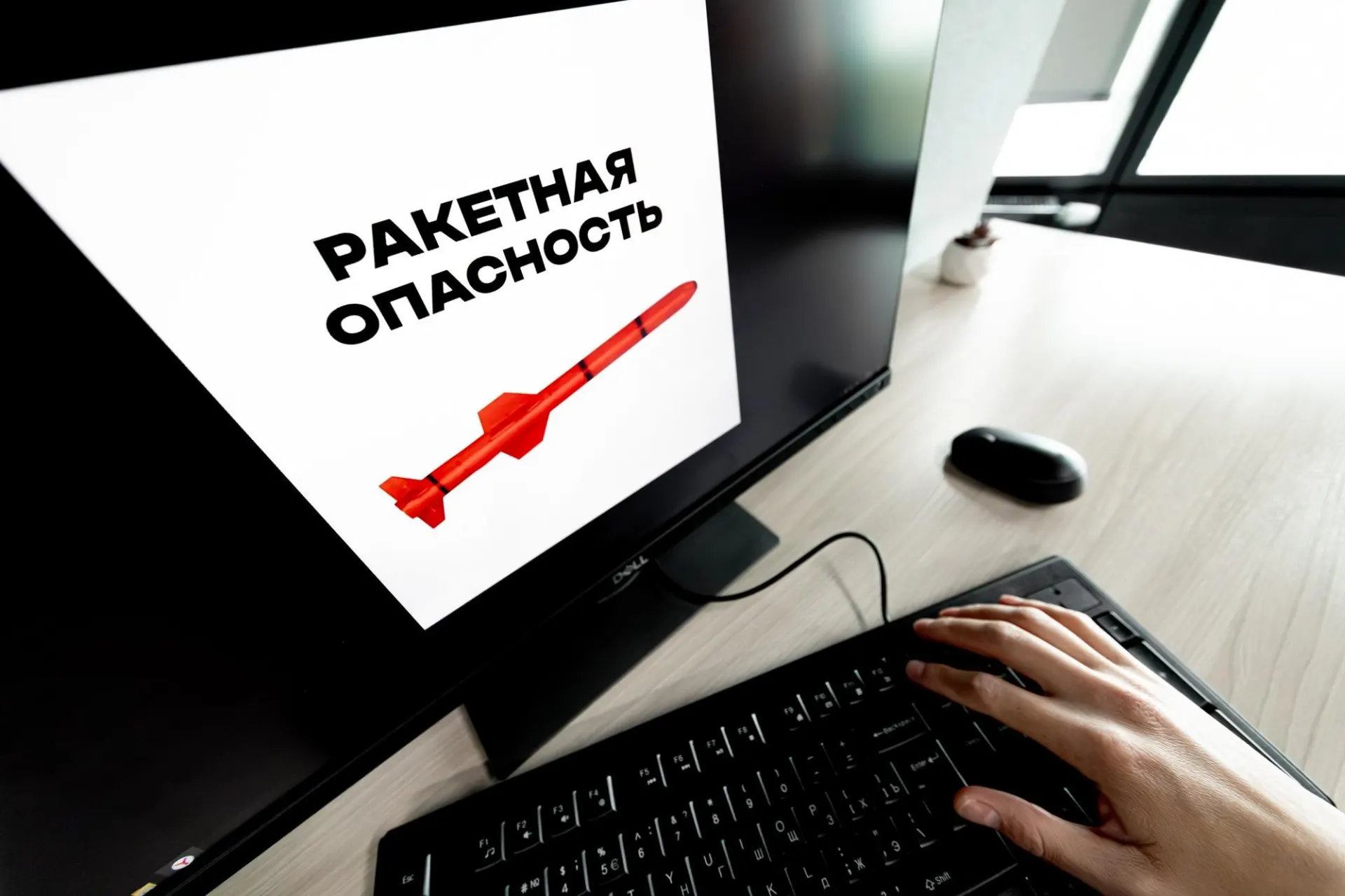 Воздушные тревоги и предупреждения о возможных ударах прозвучали в ряде регионов России; местные власти просят соблюдать правила безопасности.