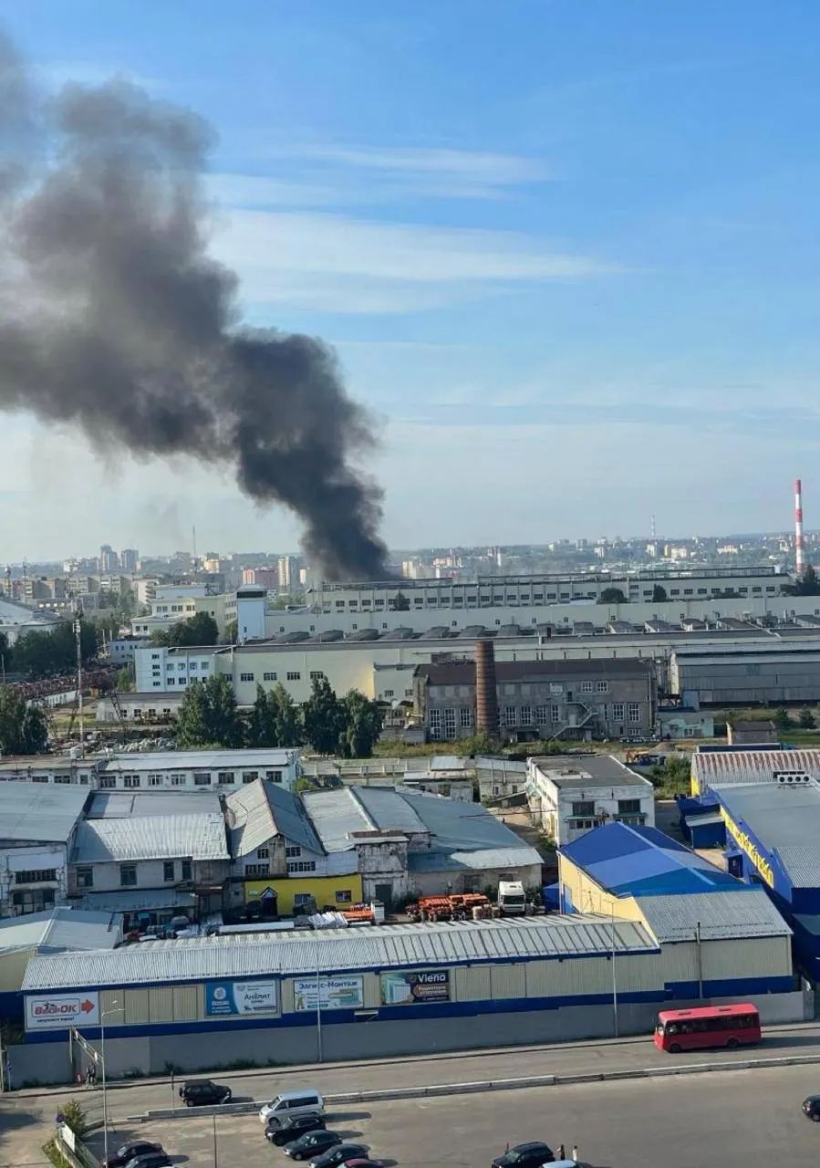 Губернатор подтвердил удар по одному из предприятий города и сообщил о пострадавших. По сообщениям очевидцев, на территории завода произошли взрывы и сильный пожар. «Авитек» производит продукцию военного и гражданского назначения.