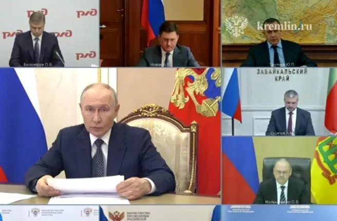На совещании с президентом обсудили обеспечение топлива: предложение о сети мини‑НПЗ, увеличение импорта и привлечение малого и среднего бизнеса к производству нефтепродуктов при одновременной поддержке регионального рынка.