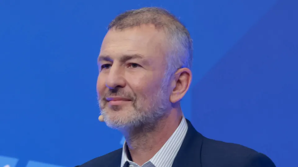 Миллиардер Андрей Мельниченко урегулировал спор о СИБЭКО, переведя 32 млрд рублей в пользу образовательного центра «Сириус». После соглашения иск о конфискации компании был отозван.