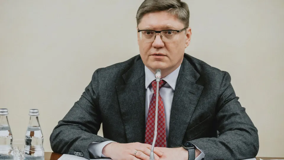 Замглавы «Единой России» связал дефицит топлива с ударами по НПЗ и призвал сохранять спокойствие, в то время как переработка нефти и поставки резко сократились, а в регионах вводят жёсткие ограничения.