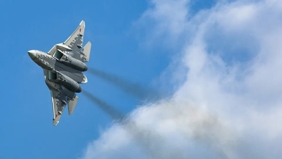 Минпромторг потребовал от АО «Авиационная и морская электроника» уплатить 257,1 млн рублей неустойки за многолетнюю просрочку по госконтракту на разработку газоразрядных дисплеев; проект затронут сокращением финансирования программы импортозамещения.