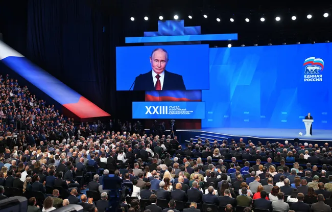 Администрация президента постепенно понижала KPI для «Единой России»: от первоначальных целей в 55–60% до ориентиров около 45% в ряде регионов. Снижение объясняют падением рейтингов партии и экономическими трудностями.