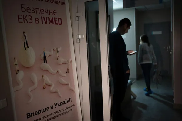 Депутаты приняли поправки в закон «О ветеранах»: бесплатное экстракорпоральное оплодотворение станет доступно женам участников боевых действий и вдовам погибших военнослужащих при соблюдении условий; суррогатное материнство и криоконсервация останутся платными.