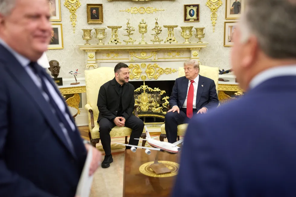 Во время встречи в Вашингтоне Владимир Зеленский просил у Дональда Трампа срочную поставку ракет для систем Patriot — около 300 боеприпасов. Сенат США тем временем одобрил на процедурном голосовании законопроект о 100%-ных пошлинах на покупку российских углеводородов.