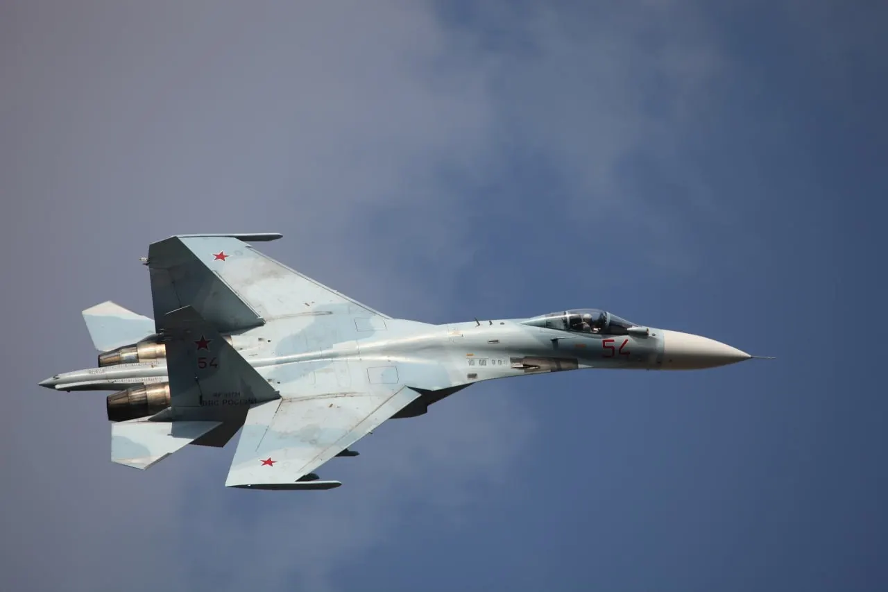 По сведениям источников, близких к военным, над регионом патрулировал истребитель; на южных подступах, по неофициальным данным, были сбиты беспилотники, направлявшиеся в область. Глава региона Александр Соколов согласовал патрулирование с Военно‑космическими силами.