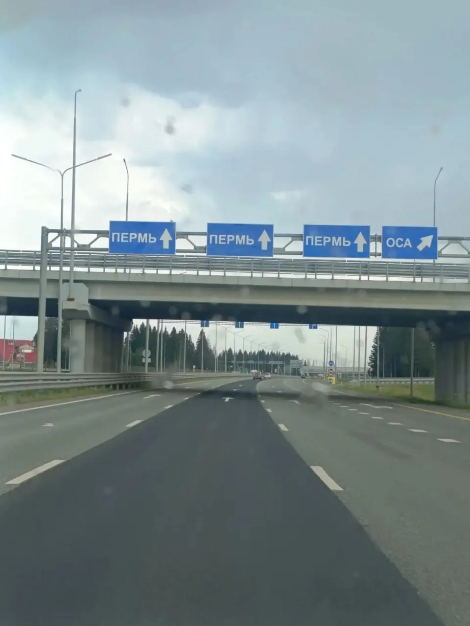 Илья на мини‑кроссовере близок к отправке автомобиля в Калининград: до парома осталось около 800 км. На последних участках возникали перебои с бензином — в отдельных регионах приходилось использовать запас в канистрах.