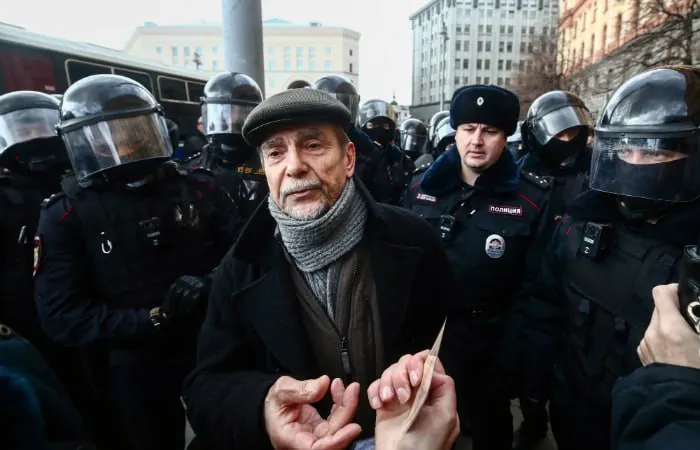 В Хорошевском суде Москвы началось заочное рассмотрение дела против 84‑летнего Льва Пономарёва. Обвинение просит 6,5 года колонии и 10‑летний запрет на администрирование сайтов по статьям о «нежелательной» организации и нарушении обязанностей «иностранного агента».