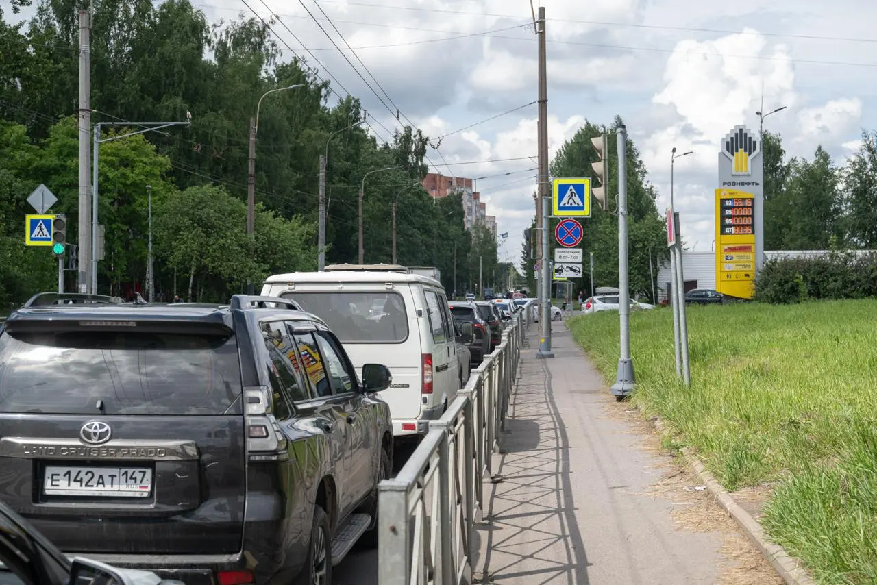 Несмотря на временное разрешение продажи бензина Евро‑3 по всей России, петербургские заправки сообщают о поставках Евро‑5; сотрудники сомневаются, что смена топлива произойдёт скоро.