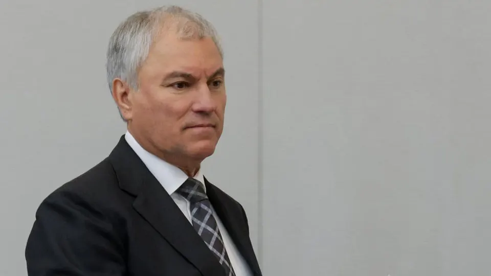Спикер Госдумы заявил о необходимости приоритетного развития городского электротранспорта — трамваев, глава комитета по транспорту призвал автовладельцев «потерпеть» из‑за очередей на АЗС. Кризис вызван серией атак на топливную инфраструктуру, что привело к снижению производства бензина.