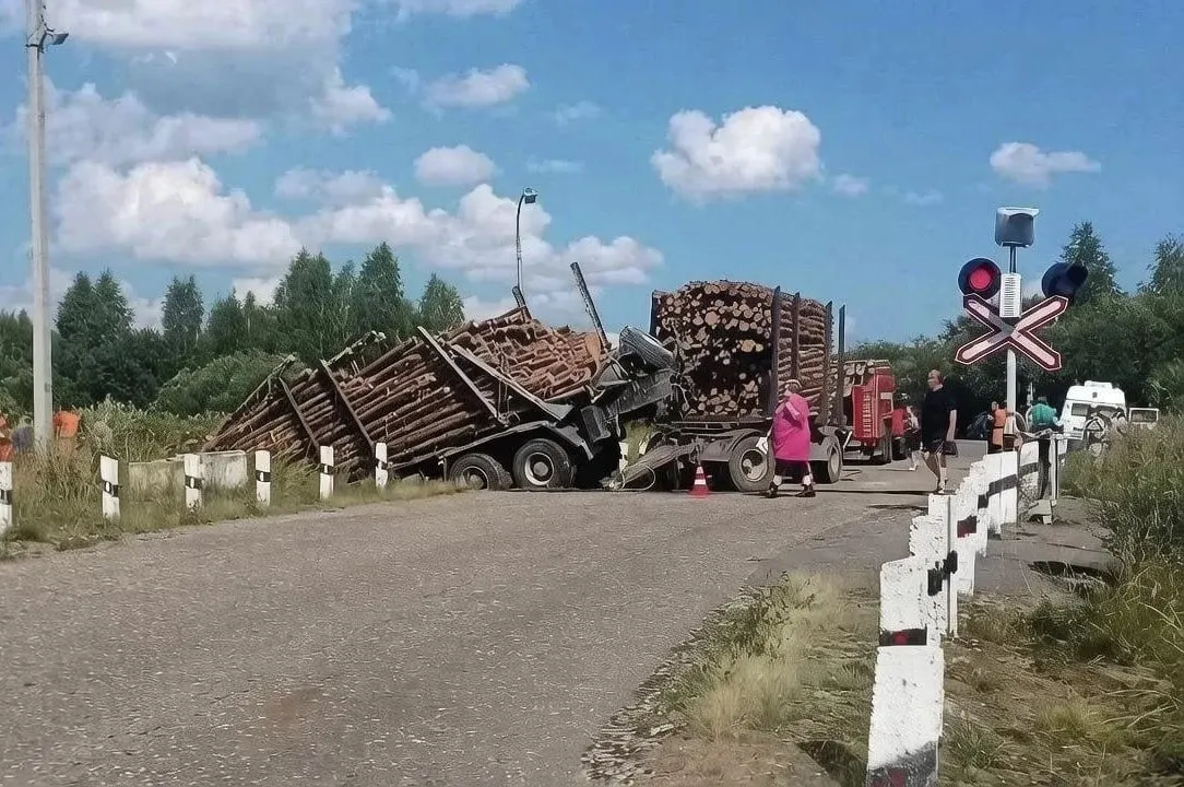 Днём у посёлка Старцево в Верхнекамском округе лесовоз врезался в поезд на регулируемом железнодорожном переезде. Водитель и пассажир автомобиля получили травмы.