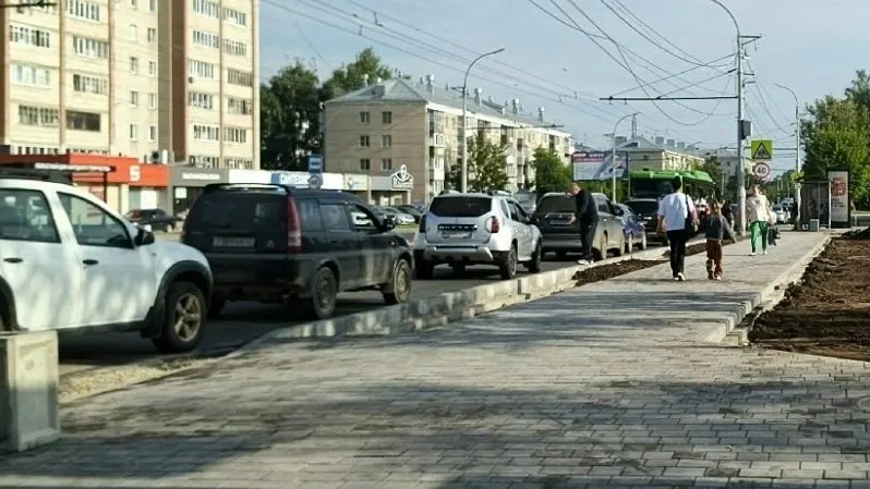Молодой человек публиковал в соцсетях предложение «заправка без очереди» за плату. Он заявил полиции, что это была шутка, однако публикация распространилась и вызвала негативную реакцию; действия проверят правоохранители.