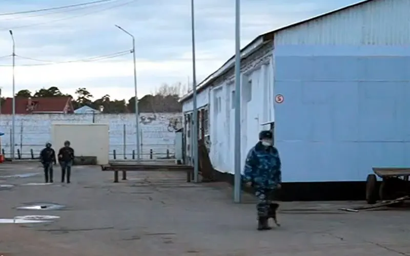 Минусинский суд признал заключённого Владимира Шележова виновным в публичных призывах к экстремизму из-за разговоров в камере — ему дали ещё 3,5 года, в совокупности с предыдущими приговорами общий срок составил 19 лет строгого режима.