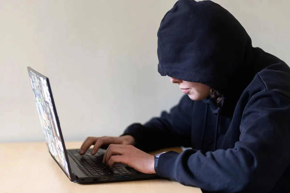 Проект закона предлагает через суд запрещать преследователю приближаться к жертве, посещать её привычные места и выходить на связь, в том числе онлайн. Документ направлен на оценку в правительство; при одобрении может вступить в силу 1 января 2027 года.