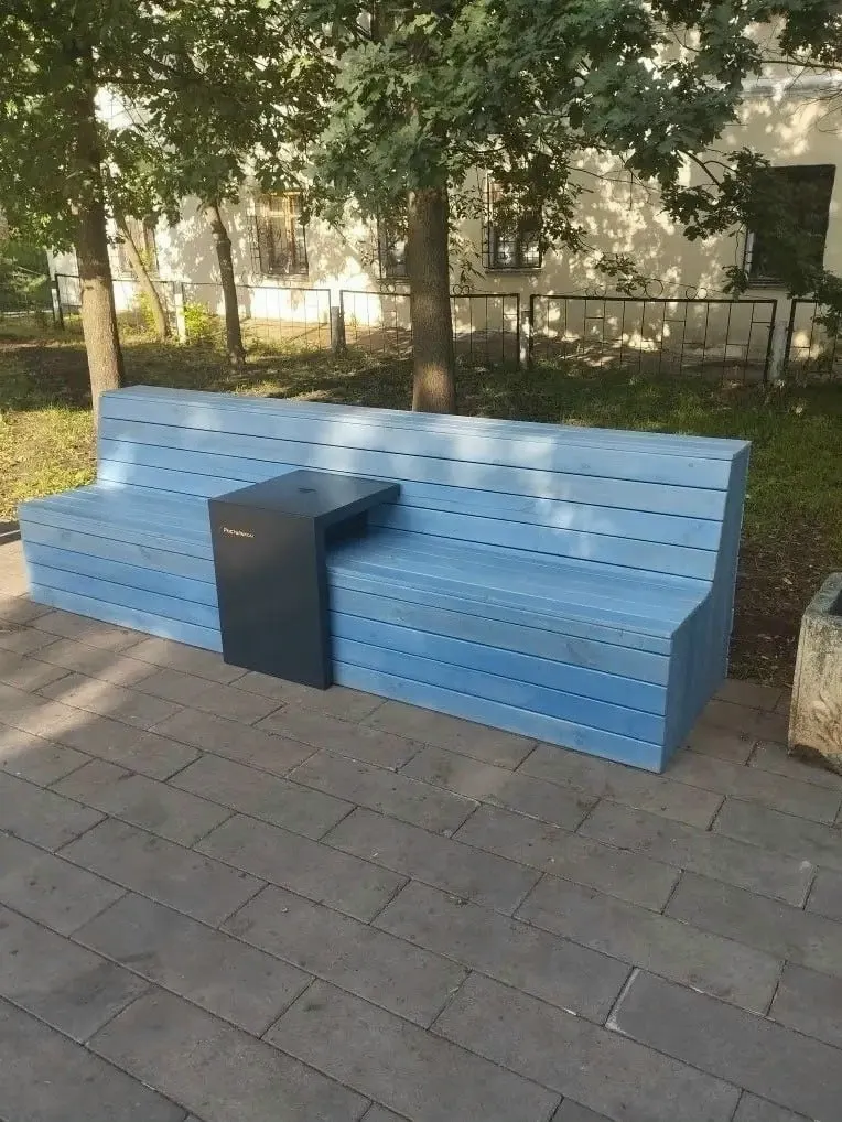В Первомайском районе установили скамью с бесплатным Wi‑Fi и беспроводной зарядкой для гаджетов.