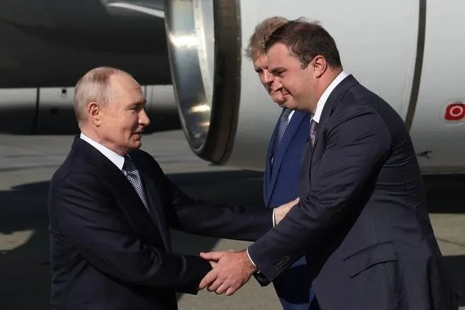 Президент и губернатор обсудили рост ВРП региона, успехи в сельском хозяйстве, ситуацию в промышленности, реализацию крупных инфраструктурных проектов и помощь участникам СВО и пострадавшим дольщикам.