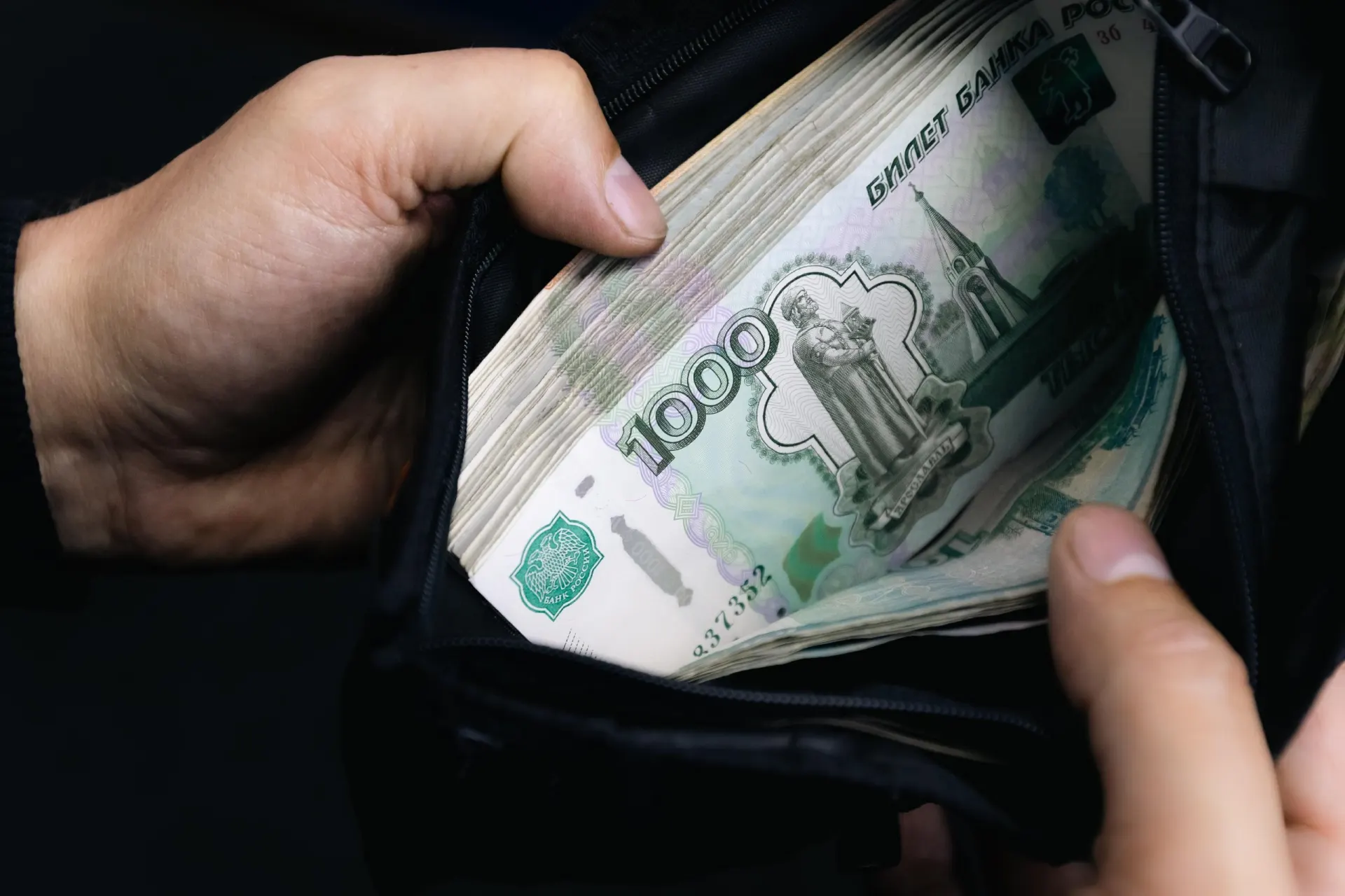 В Центробанке объяснили, почему замедление инфляции ещё не приводит к снижению потребительских цен; эксперт Алексей Заботкин также предупредил об опасности дефляции.